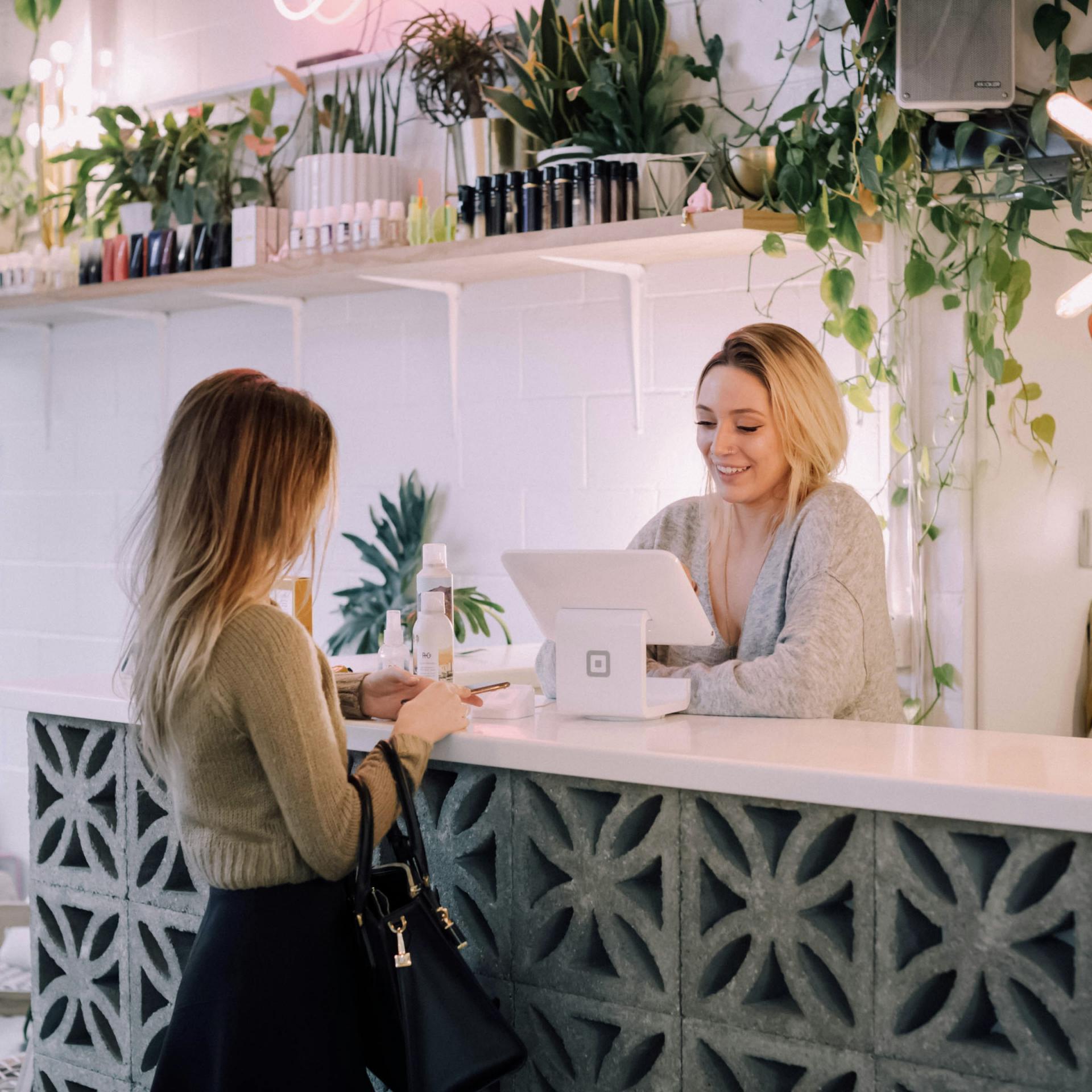 Clients dans une boutique de mode sonorisée par Radioshop