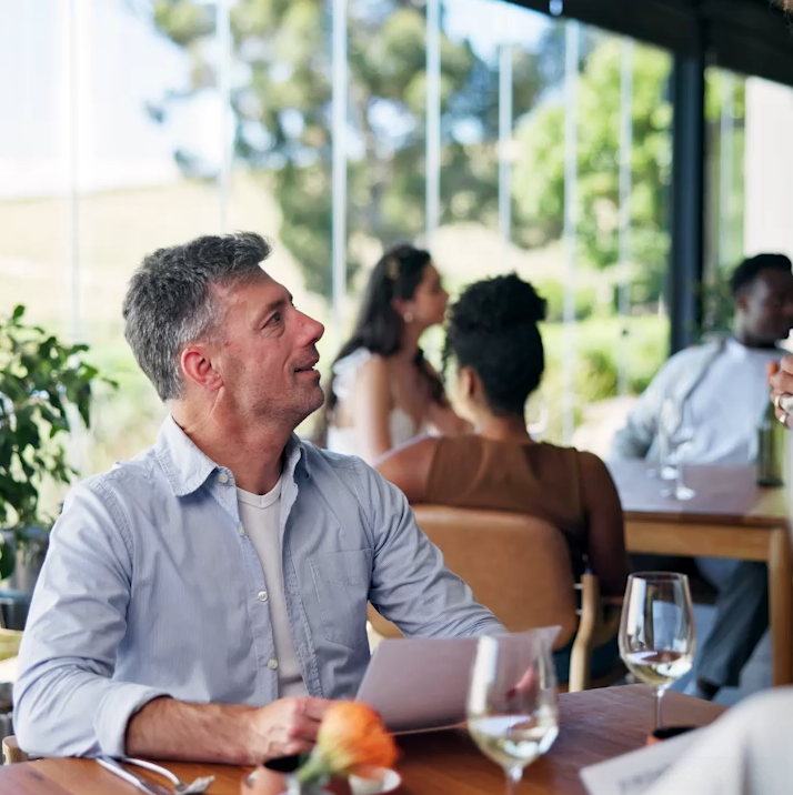 Salle de restaurant chaleureuse pendant le service
