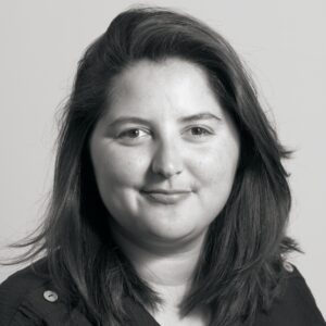 Portrait Sarah Mountassir Radioshop Noir Blanc